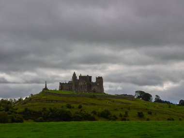 Bulutlu ve bulutlu bir günde İrlanda topraklarındaki eski tarihi harabe.