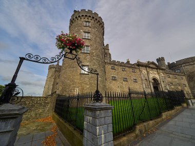 Kilkenny, İrlanda - 09: 23 2015: Kilkenny kalesi, orta çağdan kalma tipik ve eski bir kale.