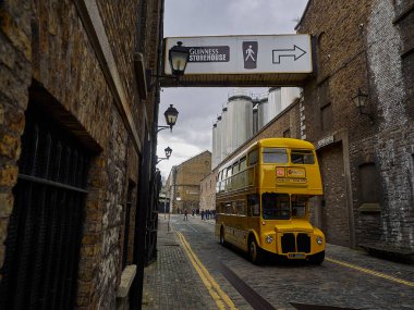 Dublin, İrlanda - 09: 25 2015: Dublin 'deki Guinness bira fabrikasında klasik sarı çift katlı turist otobüsü