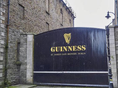 Dublin, İrlanda - 09: 25 2015: Dublin 'deki Guinness bira fabrikasının ahşap kapısı