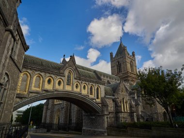 Dublin, İrlanda - 09: 25 2015: Güneşli bir günde Dublin sokakları.