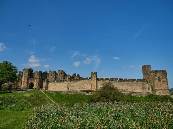 Alnwick, İngiltere - 05 19 2018 Alnwick kalesi Harry Potter filmleri için Hogwarts olarak kullanıldı.