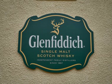 Dufftown, İskoçya - 05: 22 2018: İskoçya 'daki popüler ve geleneksel Glenfiddich içki imalathanesinin imzası.
