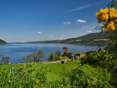Drumnadrochit, İskoçya - 05: 23 2018: Urquhart Şatosu açık güneşli bir günde İskoçya 'nın Loch Ness kentinde yer aldı.