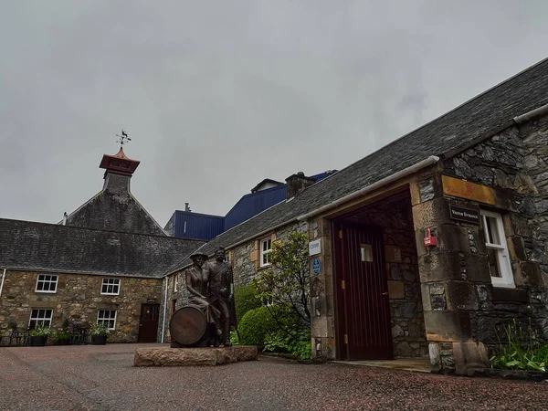 Dufftown, İskoçya - 05: 22 2018: İskoçya 'daki popüler ve geleneksel Glenfiddich içki imalathanesinin eski taş binası.