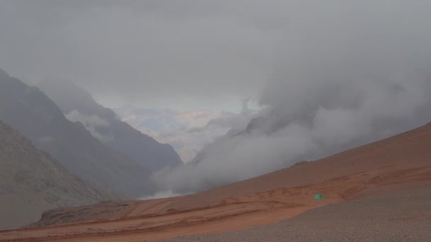 アルゼンチンのアンデス山脈の中央の山でキリストの山の峠チリとの国境で — ストック動画