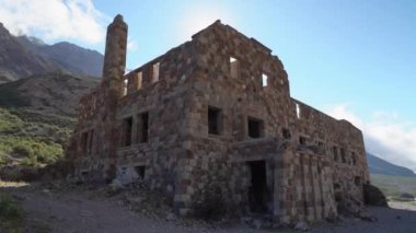 Termas del Sosneado 'da terk edilmiş eski otel kalıntıları Arjantin' in And Dağları, Güney Amerika.