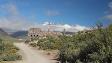 Termas del Sosneado 'da terk edilmiş eski otel kalıntıları Arjantin' in And Dağları, Güney Amerika.