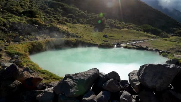 位于阿根廷安第斯山脉Termas Del Sosneado的一座废弃旅馆废墟旁的一个硫磺密探温泉旁的游泳池 — 图库视频影像
