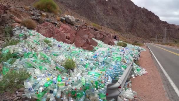 Botellas Agua Como Ofrenda Santuario Junto Carretera Difunta Correa Patrona — Vídeos de Stock