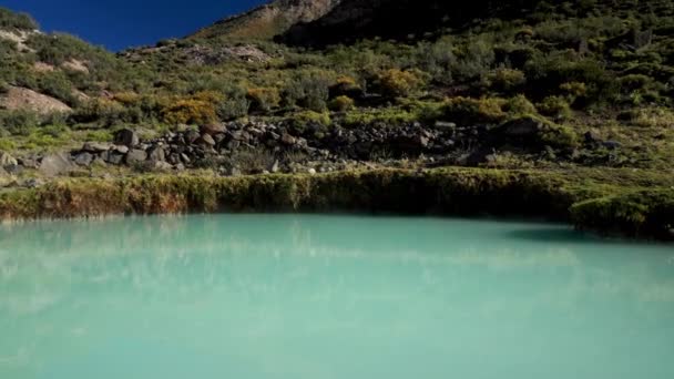 南アメリカのアルゼンチンのアンデス山脈にあるテルマス ソスネアドのホテルの古い放棄された遺跡で硫黄泉のプール — ストック動画