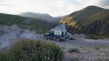 Güney Amerika, Arjantin 'de And Dağları' nda derin bir orman vadisine park etmiş bir arazi aracı..