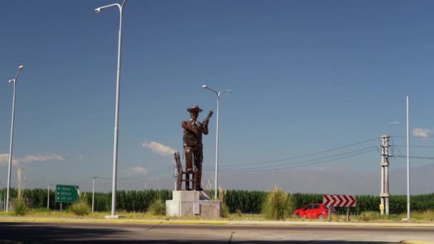 Estatua Alta Guitarrista Tradicional Mariachi Largo Ruta Argentina — Vídeo de stock