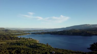 Arjantin ile Şili arasındaki sınır bölgesinde, Lago Alumine 'deki Batea Mahuida yanardağındaki Araucaria ormanının hava manzarası..