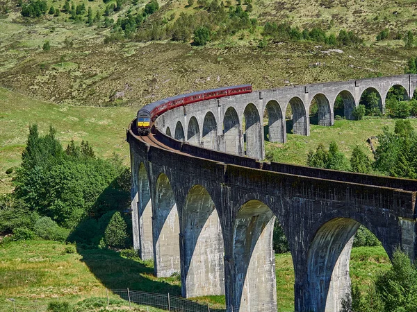 Glenfinnan Escócia 2018 Icônico Trem Vapor Jacobite Atravessando Viaduto Glenfinnan — Fotografia de Stock