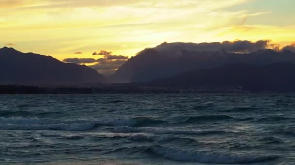 Günbatımında Nahuel Huapi Gölü Nde Kıyıya Vuran Dalgalar Patagonya Rüzgarlı — Stok video