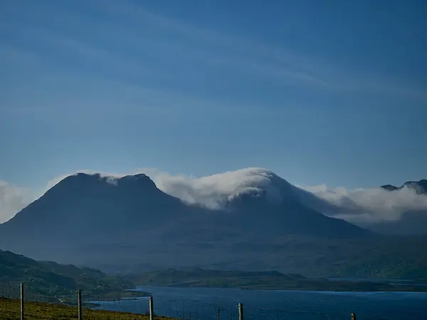 하늘을 배경으로 스코틀랜드 의산들 늘어져 — 스톡 사진