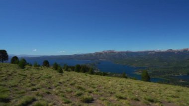 Batea Mahuida yanardağından Arjantin ve Şili arasındaki sınır bölgesindeki lago alüminyum gölüne bakın..