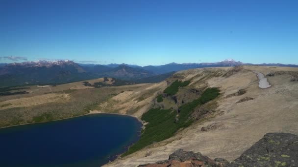 从阿根廷和智利边境地区的Batea Mahuida火山俯瞰拉戈湖 — 图库视频影像