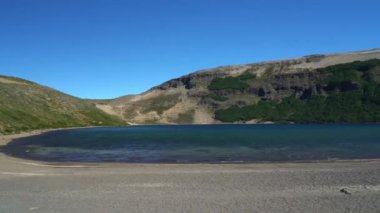 Batea Mahuida yanardağından Arjantin ve Şili arasındaki sınır bölgesindeki lago alüminyum gölüne bakın..