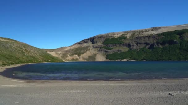 Vista Del Lago Alúmina Desde Volcán Batea Mahuida Región Fronteriza — Vídeo de stock
