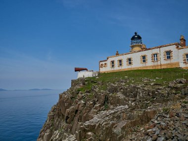 Neist Point Deniz Feneri, İskoçya 'nın Skye Adası' nın Atlantik Okyanusu kıyısındaki uçurumun tepesinde yer almaktadır.