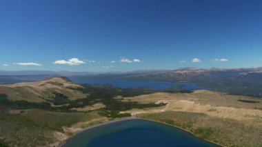 Batea Mahuida yanardağından Arjantin ve Şili arasındaki sınır bölgesindeki lago alüminyum gölüne bakın..