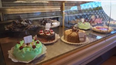 Arjantin 'deki bir pastanede sergilenen nefis pastalar..