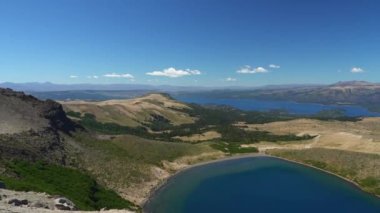 Batea Mahuida yanardağından Arjantin ve Şili arasındaki sınır bölgesindeki lago alüminyum gölüne bakın..