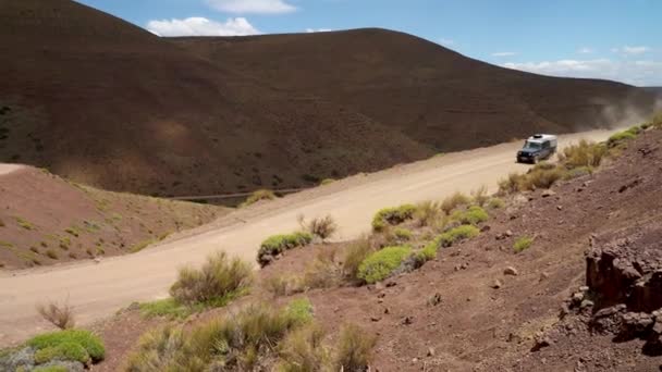 Zakurzone Żwirowa Droga Kultowej Ruty Prowadząca Przez Pustynię Argentyny — Wideo stockowe