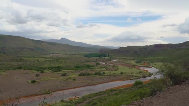 바위에 철광석으로 부식되는 아르헨티나의 리강의 강바닥 — 비디오