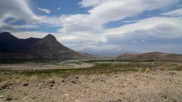 Величезний Відкритий Простір Патагонії Долиною Гірськими Вершинами Хмарами Проти Ясного — стокове відео