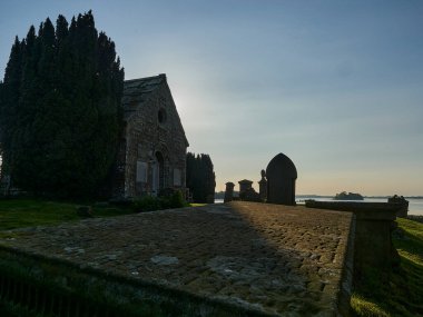 Kinross, İskoçya - 05: 21 2018: İskoçya 'daki Loch Leven Gölü kıyısında eski tarihi binalar ve mezar taşlarıyla Kinross Mezarlığı.