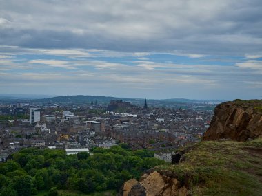 İskoçya 'nın başkenti Edinburgh' a bakın, Arthurs 'un koltuğunun tepesinden, şehre yakın ikonik tepe..