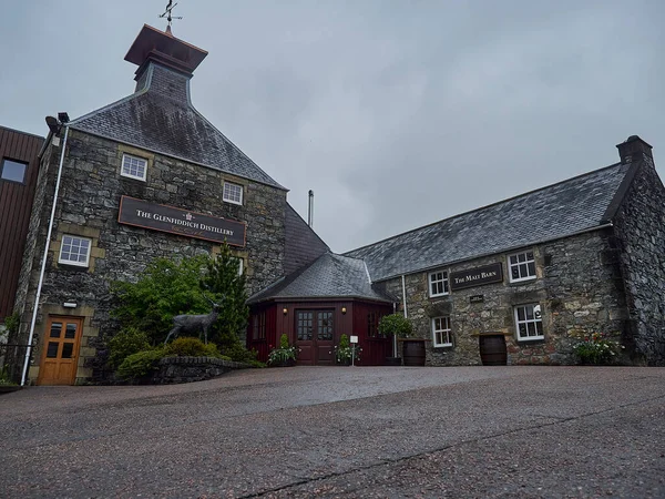 Dufftown, İskoçya - 05: 22 2018: İskoçya 'daki popüler ve geleneksel Glenfiddich içki imalathanesinin eski taş binası.