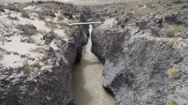 Arjantin 'de efsanevi Ruta 40 boyunca girdap oluşturan dar bir geçitten akan beyaz su akıntıları yavaş hareket ediyor..