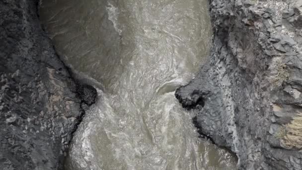 Замедленное Движение Порогов Белой Воды Протекающих Через Узкое Ущелье Вызывая — стоковое видео
