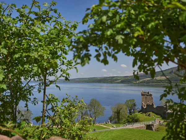 Drumnadrochit, İskoçya - 05: 23 2018: Urquhart Şatosu açık güneşli bir günde İskoçya 'nın Loch Ness kentinde yer aldı.