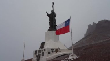 Mendoza, Arjantin - 01 14 2019: Şili ile Arjantin sınırındaki Kristo Redentor anıtı, dağ geçidinin tepesindeki kurtarıcı İsa 'nın uzun bronz heykeli.