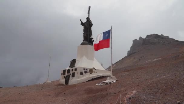 メンドーサ アルゼンチン 2019年 チリとアルゼンチンの間のアンドの国境にあるクリスト レデントル記念碑 峠の上にあるキリストの背の高いブロンズ像 — ストック動画