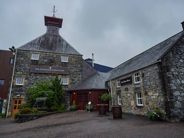 Dufftown, İskoçya - 05: 22 2018: İskoçya 'daki popüler ve geleneksel Glenfiddich içki imalathanesinin eski taş binası.