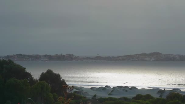 Şili Deki Pasifik Okyanusu Kıyılarında Kasvetli Sisli Bir Gün Batımı — Stok video