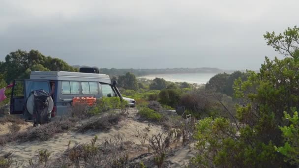 停放在智利太平洋沿岸悬崖上沙丘上的越野车 — 图库视频影像