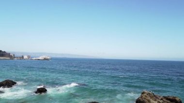 Pasifik Okyanusu 'nun yavaş çekim gücü Valparaiso ve vina del mar arasındaki Şili kıyılarında..