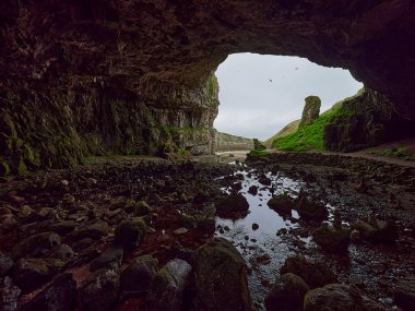 Kuzey İskoçya 'daki Atlantik Okyanusu' nun kıyısındaki Smoo mağarasının girişi..