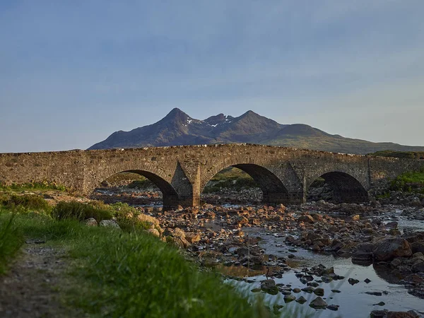 Διάσημο Παλιό Και Αρχαίο Πέτρινο Γεφύρι Της Sligachan Στους Λόφους — Φωτογραφία Αρχείου