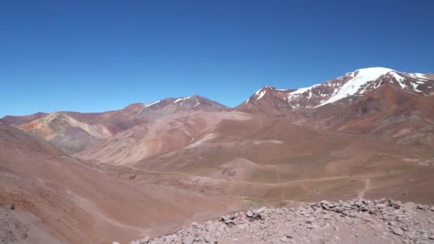 乾燥した乾燥した絵のようなアグア ネグラ山脈の風景は チリとアルゼンチンの間を通り アンデス山脈の標高の高い南アメリカを通ります — ストック動画