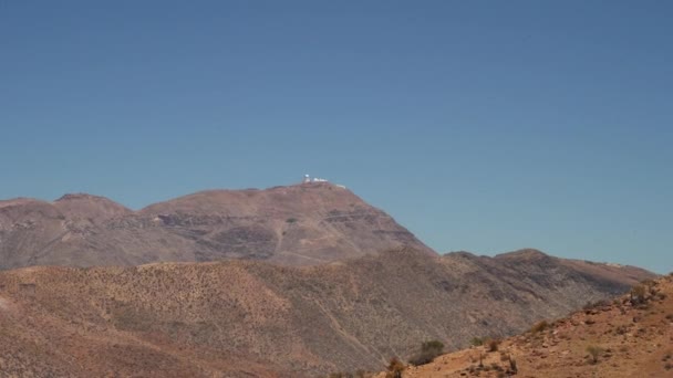 Obserwatorium Położone Wysoko Górze Suchym Suchym Krajobrazie Pustyni Atakama Chile — Wideo stockowe