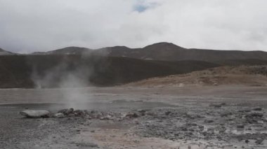 Puchuldiza, birçok gayzer ve volkanik aktiviteyle Şili 'nin And Dağları' nın yüksek jeotermal aktif alanıdır..