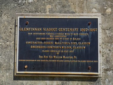 İskoçya 'daki Jakobit buhar treninin ikonik Glenfinnan viyadükü..